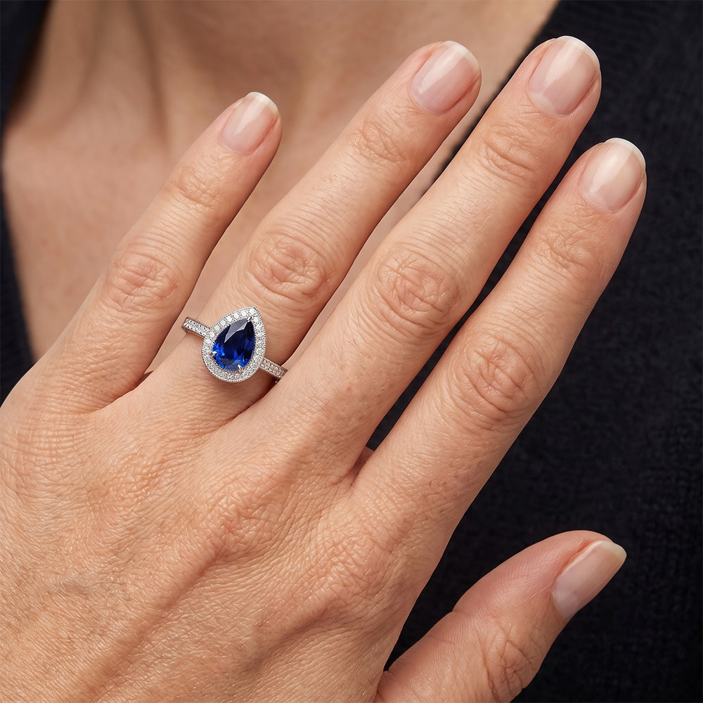 Anello Halo con pera di zaffiro blu da 2,50 carati e pavé di diamanti in oro bianco 14K