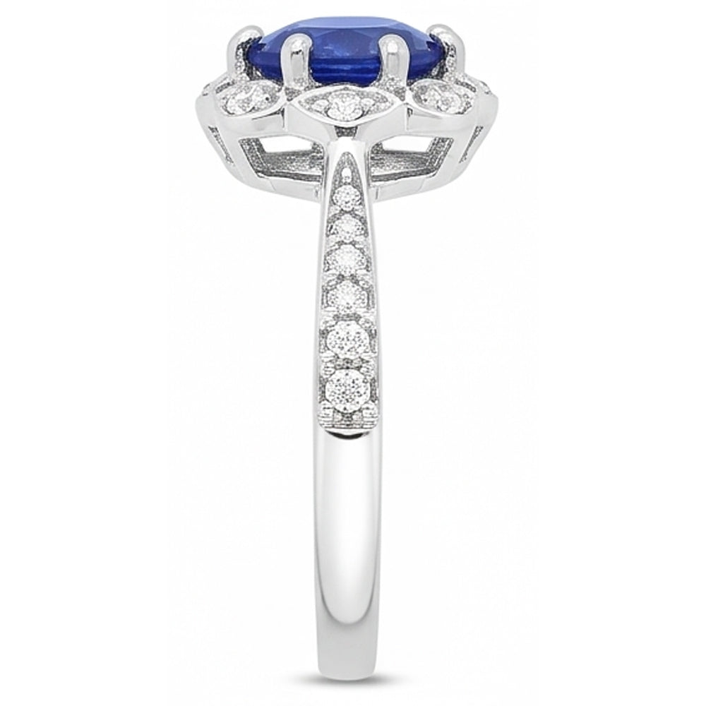 Anello Halo con stelo tondo a forma di fiore di zaffiro da 3 carati e stelo affusolato di diamanti