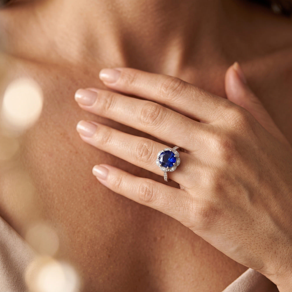 Anello Halo con stelo tondo a forma di fiore di zaffiro da 3 carati e stelo affusolato di diamanti