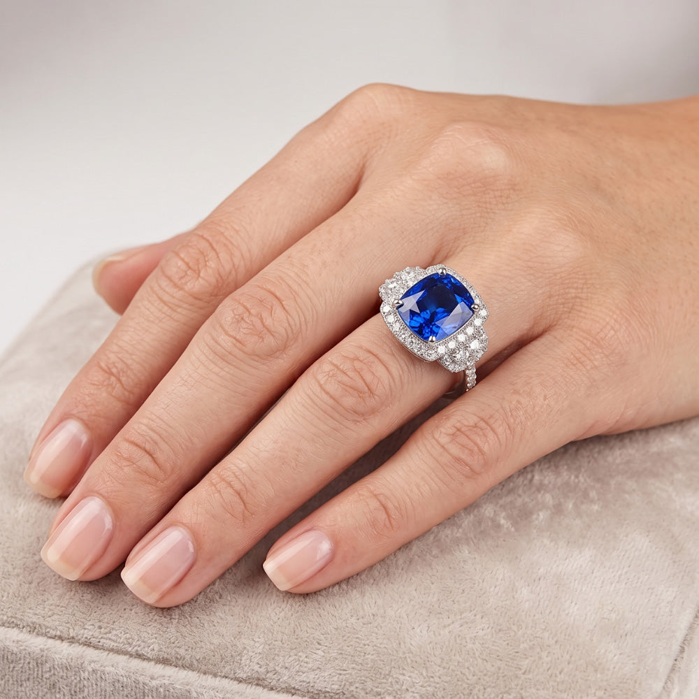 Anello Halo con zaffiro blu a cuscino da 5 carati in diamanti in oro bianco 14K