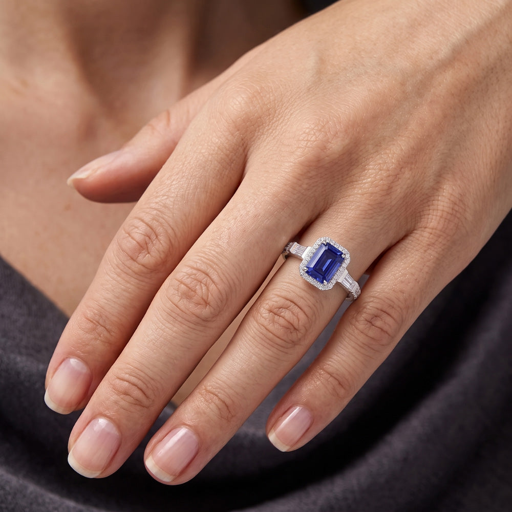Anello Halo con zaffiro blu con baguette e diamanti tondi da 1,50 carati con Oro Bianco 14k