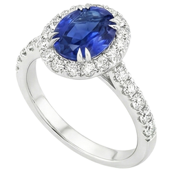 Anello Halo con zaffiro blu intenso ovale da 6,50 carati e set di punte con artiglio di diamanti