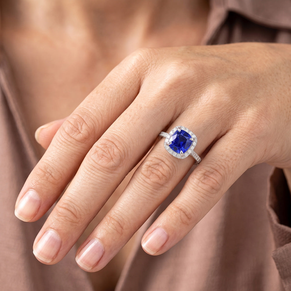 Anello Halo con zaffiro di Ceylon a cuscino da 3,50 carati e accenti di diamanti in oro bianco 14K