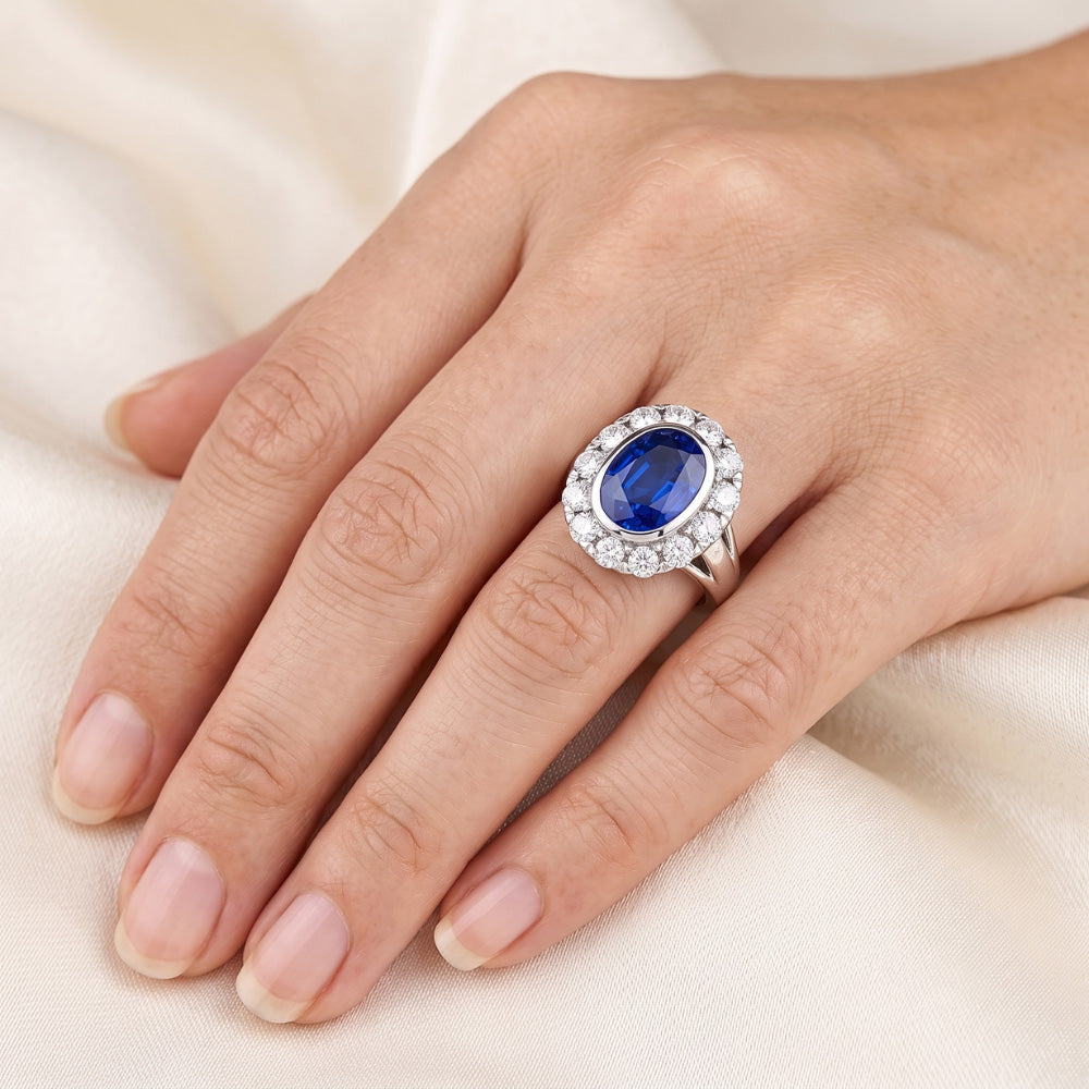 Anello Halo con zaffiro di Ceylon ovale da 4,50 carati e castone con diamanti