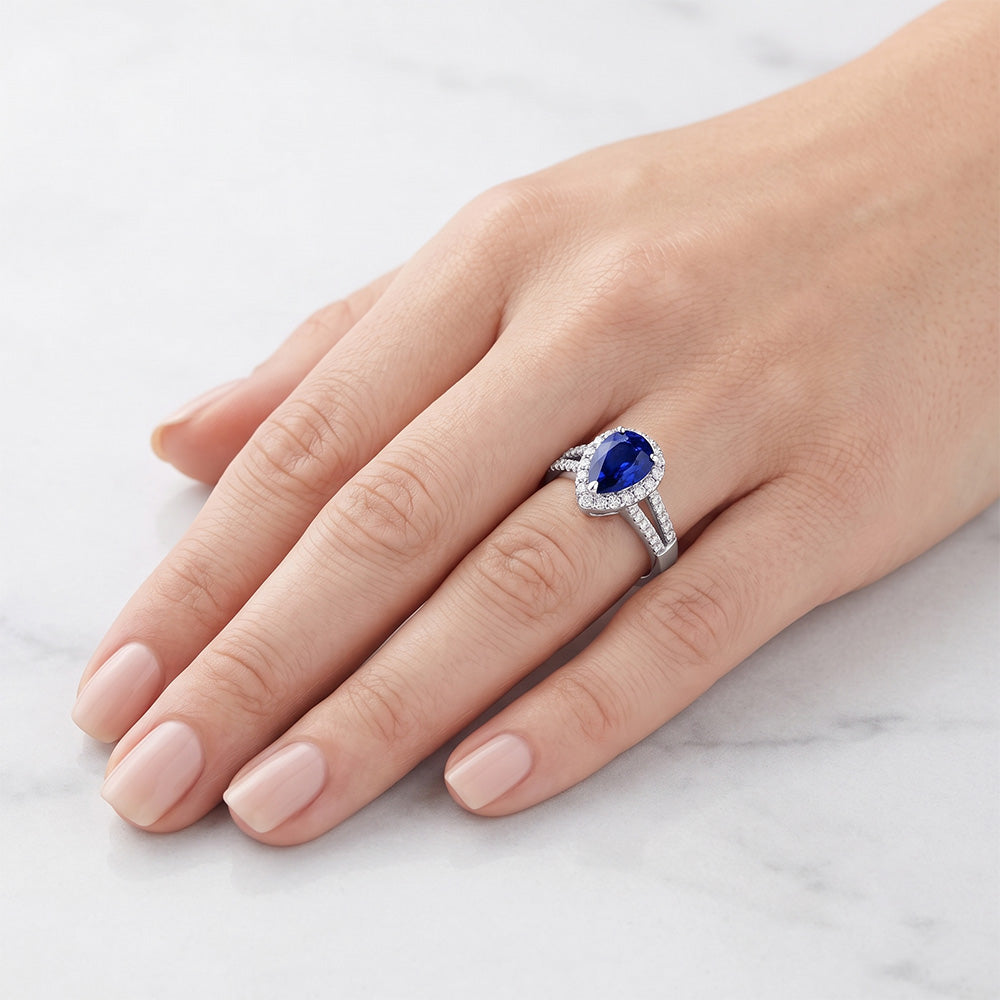 Anello Halo da donna con zaffiro Ceylon a gambo diviso e diamanti 3 carati in oro bianco 14K