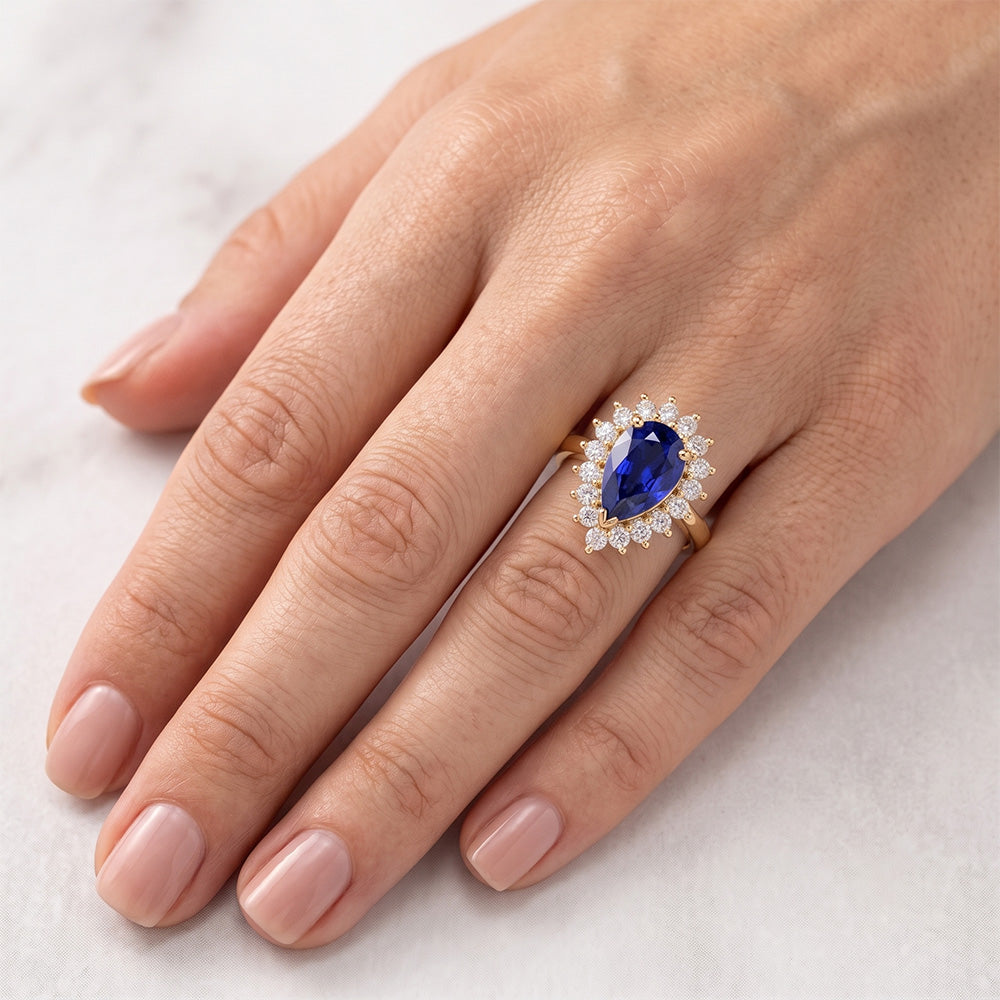 Anello Halo in oro giallo stile fiore con zaffiro di Ceylon e diamanti 4 carati