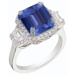 Anello Halo trapezoidale con zaffiro blu intenso da 4 carati e accenti di diamanti rotondi