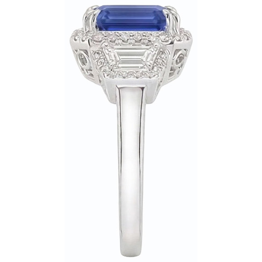 Anello Halo trapezoidale con zaffiro blu intenso da 4 carati e accenti di diamanti rotondi