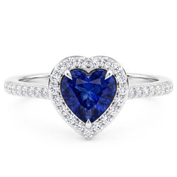 Anello HeartHalo con 3 carati di zaffiri blu con pavé di diamanti in oro bianco 14K