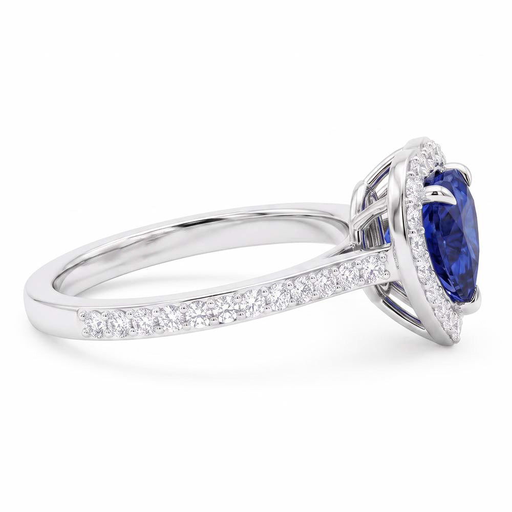 Anello HeartHalo con 3 carati di zaffiri blu con pavé di diamanti in oro bianco 14K