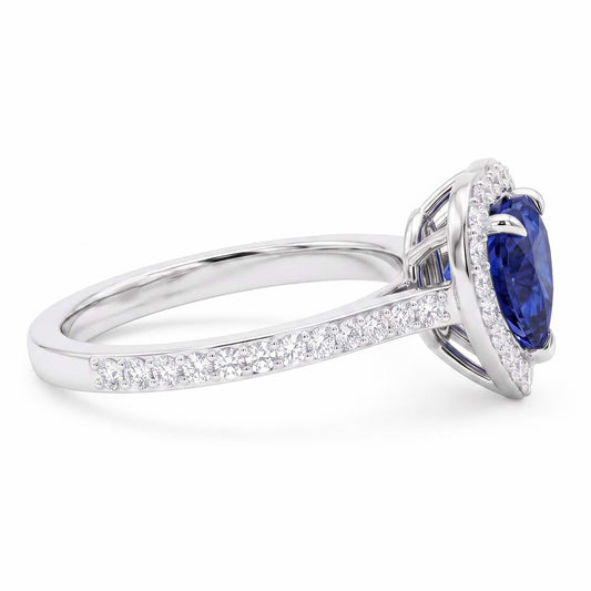Anello HeartHalo con 3 carati di zaffiri blu con pavé di diamanti in oro bianco 14K