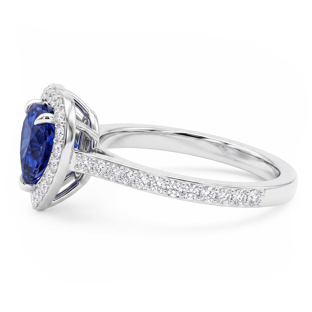 Anello HeartHalo con 3 carati di zaffiri blu con pavé di diamanti in oro bianco 14K