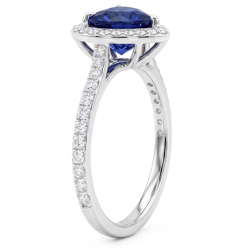 Anello HeartHalo con 3 carati di zaffiri blu con pavé di diamanti in oro bianco 14K