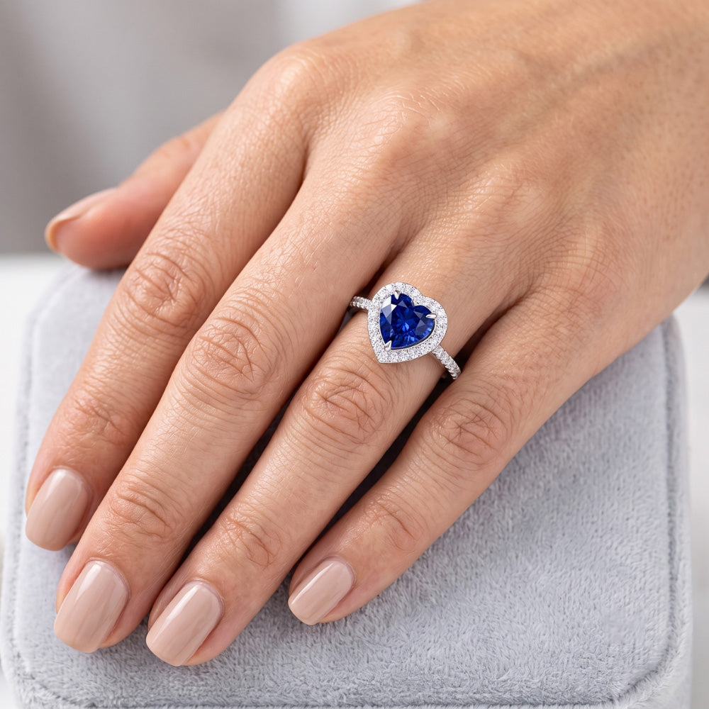 Anello HeartHalo con 3 carati di zaffiri blu con pavé di diamanti in oro bianco 14K