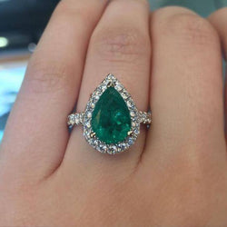 Anello In Pietra Preziosa Verde Smeraldo Con Diamante Halo 3.75 Carati In Oro Bianco 14K