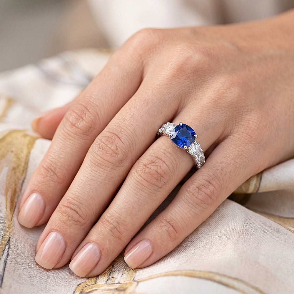 Anello Polo con zaffiro a cuscino da 2,50 carati e diamanti rotondi in oro bianco 14K