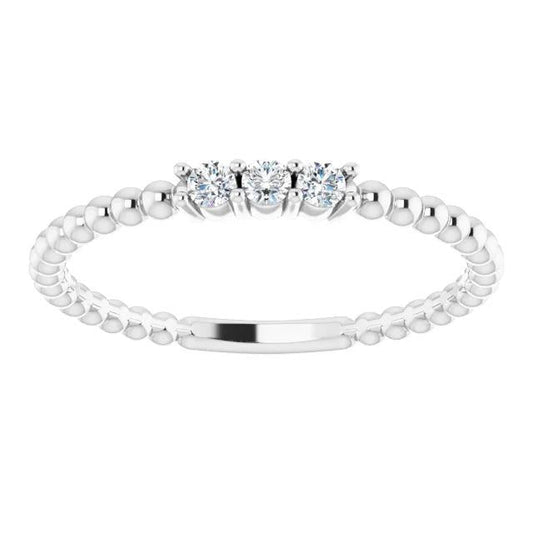 Anello Rotondo Con Naturale Diamante Con Gambo A 3 Pietre. 0.90 Carati. Oro Bianco 14K
