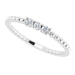 Anello Rotondo Con Naturale Diamante Con Gambo A 3 Pietre. 0.90 Carati. Oro Bianco 14K