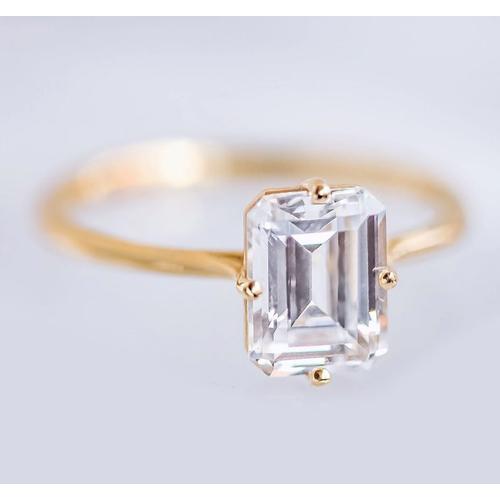 Anello Solitario Con Naturale Diamante Taglio Smeraldo. Oro Giallo 2.50 Carati 14K