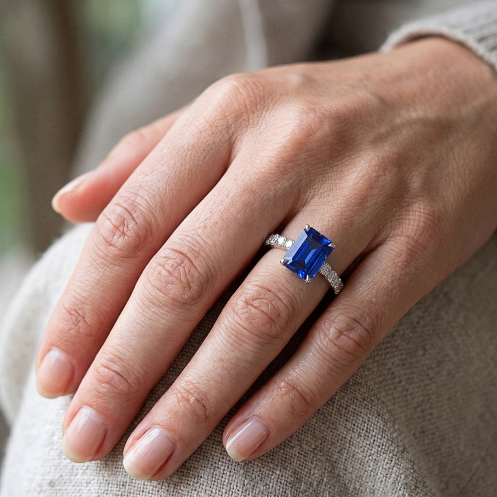 Anello Solitario Diamante con Accenti Zaffiro Blu Smeraldo 4.50 Carati