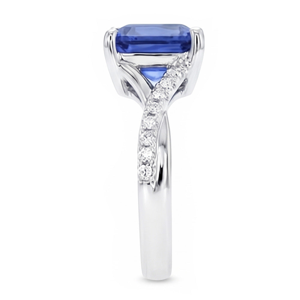 Anello Solitario In Oro Bianco Con Zaffiro Blu Con Accenti 4.50 Carati