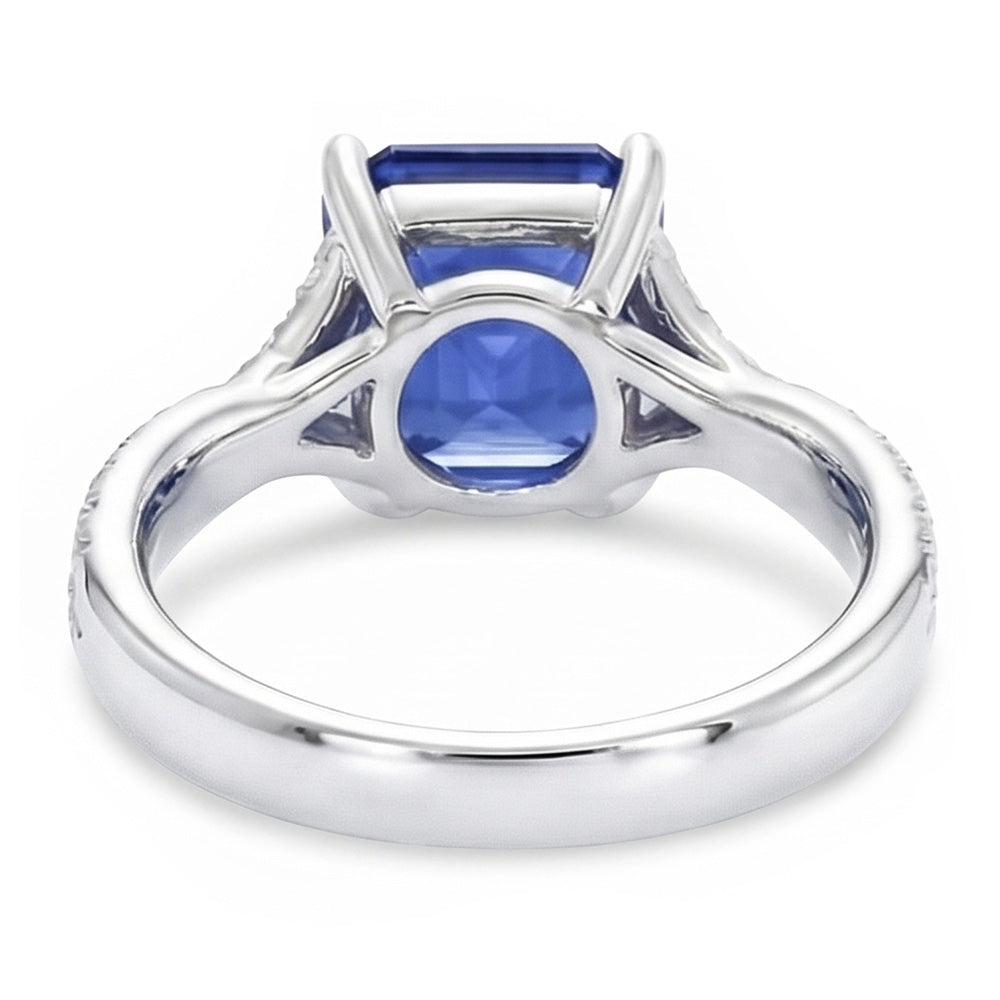 Anello Solitario In Oro Bianco Con Zaffiro Blu Con Accenti 4.50 Carati