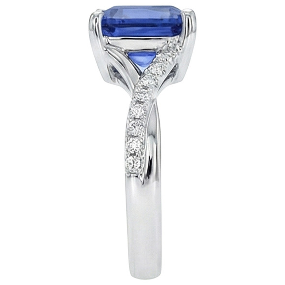 Anello Solitario In Oro Bianco Con Zaffiro Blu Con Accenti 4.50 Carati