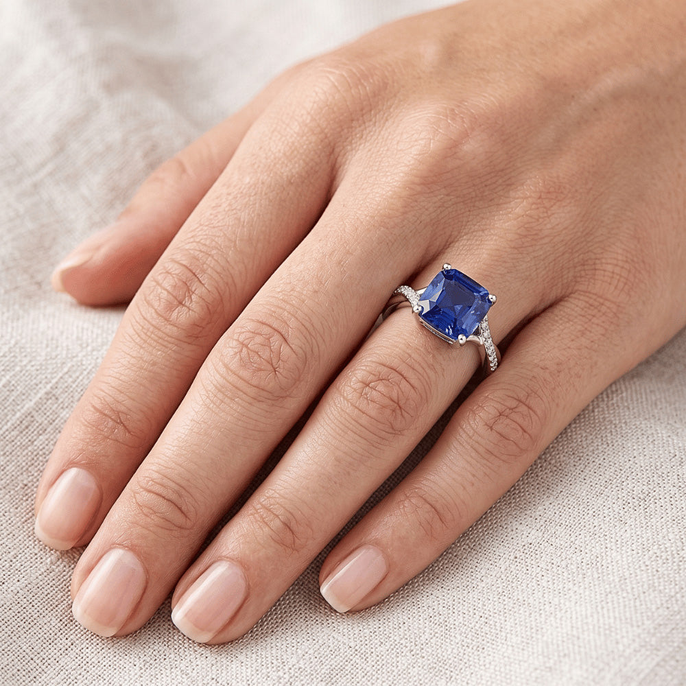 Anello Solitario In Oro Bianco Con Zaffiro Blu Con Accenti 4.50 Carati
