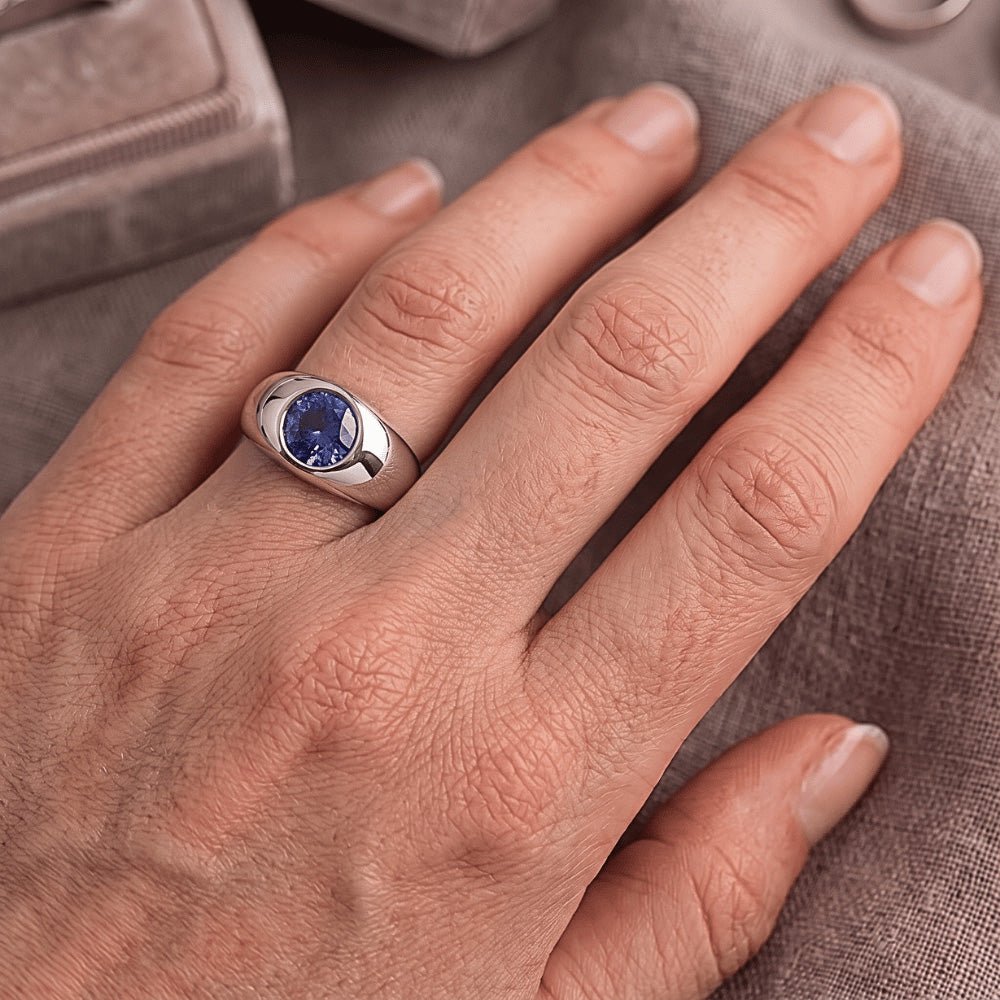 Anello Solitario Zaffiro Ceylon Tondo Flush Set Fusto Spesso