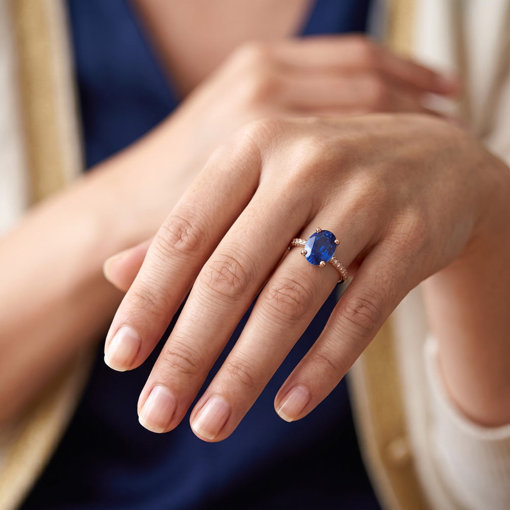 Anello Solitario con zaffiro blu ovale da 4,50 carati e pavé di diamanti
