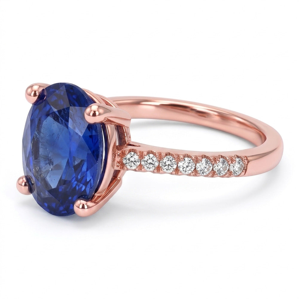 Anello Solitario con zaffiro blu ovale da 4,50 carati e pavé di diamanti
