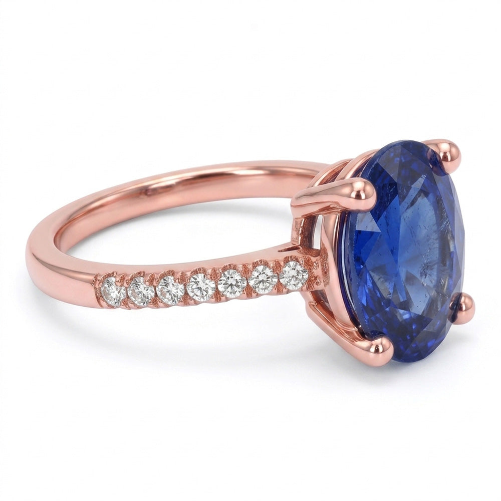 Anello Solitario con zaffiro blu ovale da 4,50 carati e pavé di diamanti