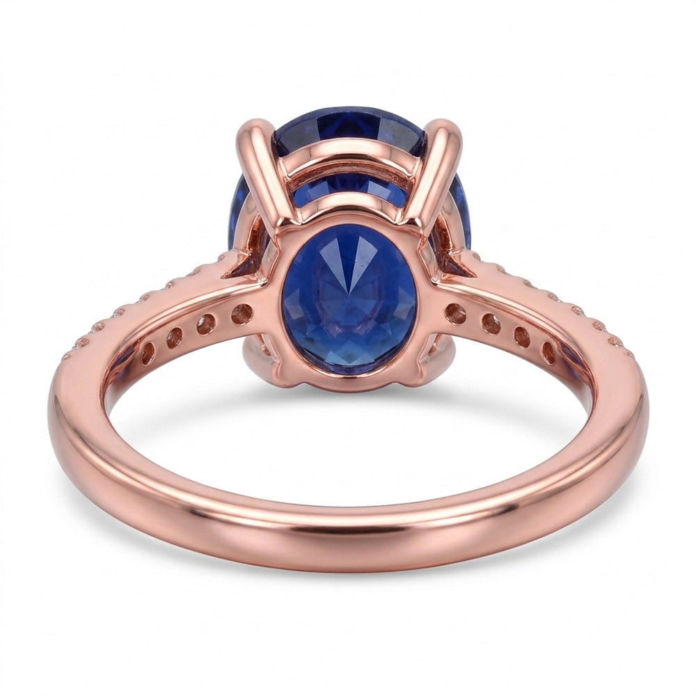 Anello Solitario con zaffiro blu ovale da 4,50 carati e pavé di diamanti