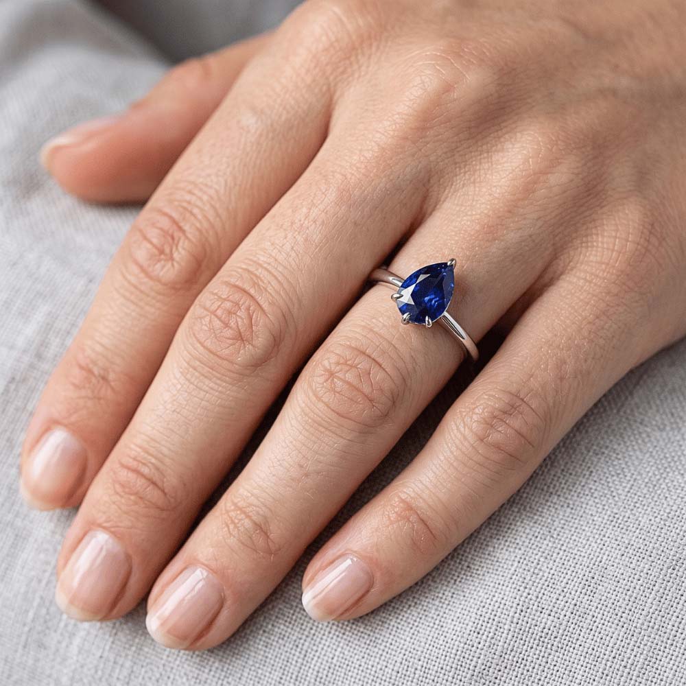 Anello Solitario da Donna Eagle Claw Prongs taglio a pera. Zaffiro dello Sri Lanka da 1,50 carati