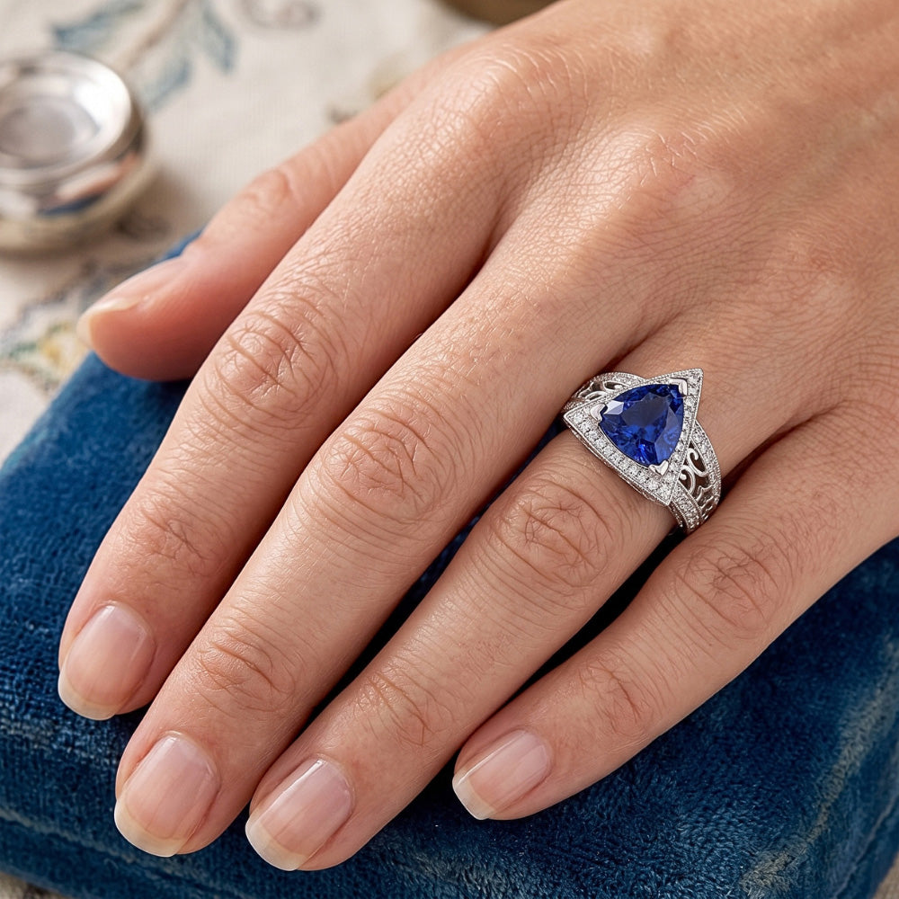 Anello Trilioni di pietre preziose in stile antico con zaffiro di Ceylon 1.50 carati d'oro
