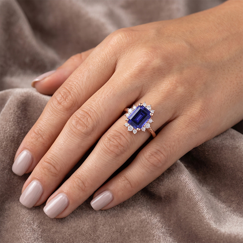 Anello a forma di fiore con zaffiro di Ceylon taglio smeraldo da 4 carati e diamante