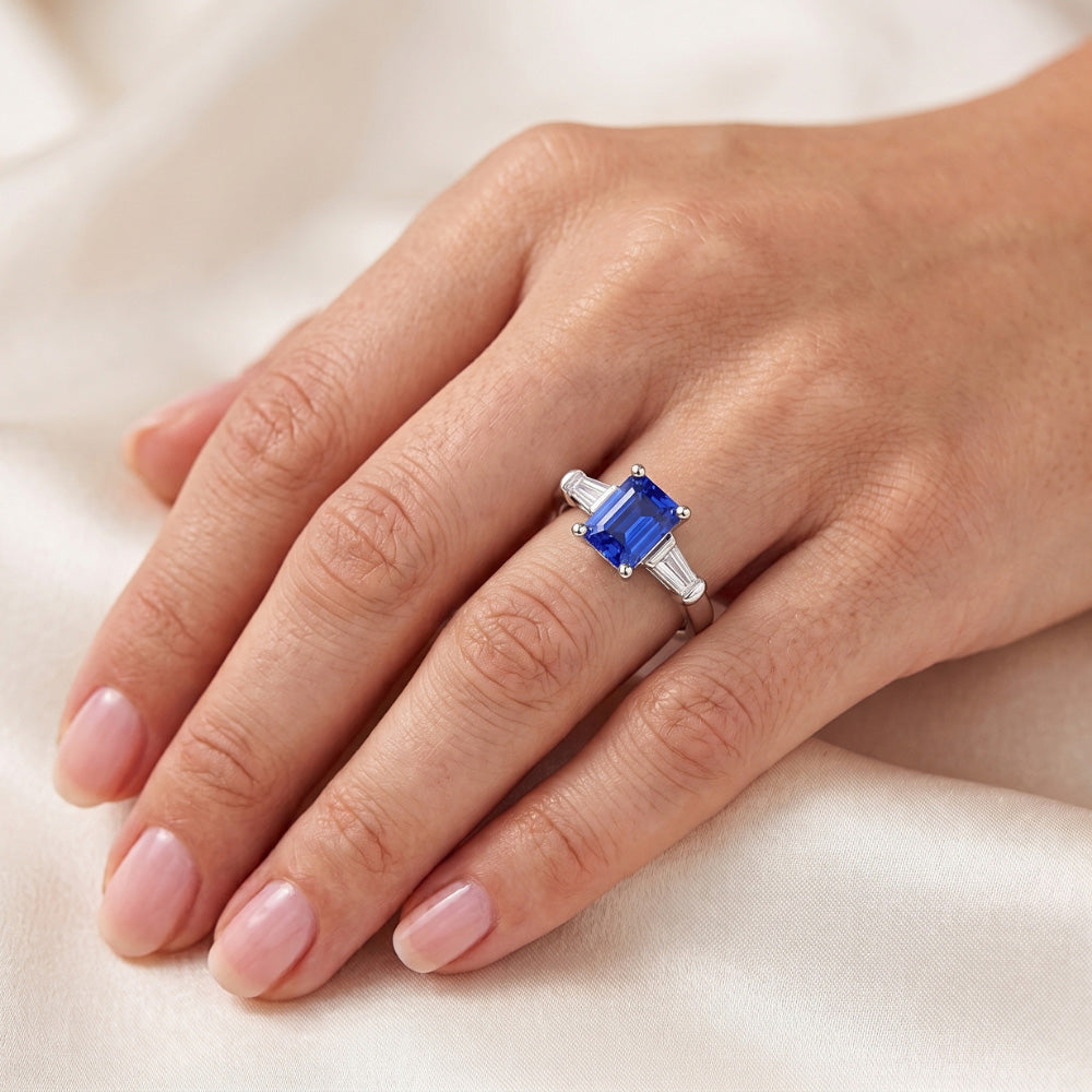 Anello a forma di smeraldo con tre diamanti baguette da 1,25 carati e oro bianco 14K