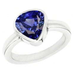 Anello a forma di solitario con set di lunetta trilioni di zaffiri blu da 2 carati