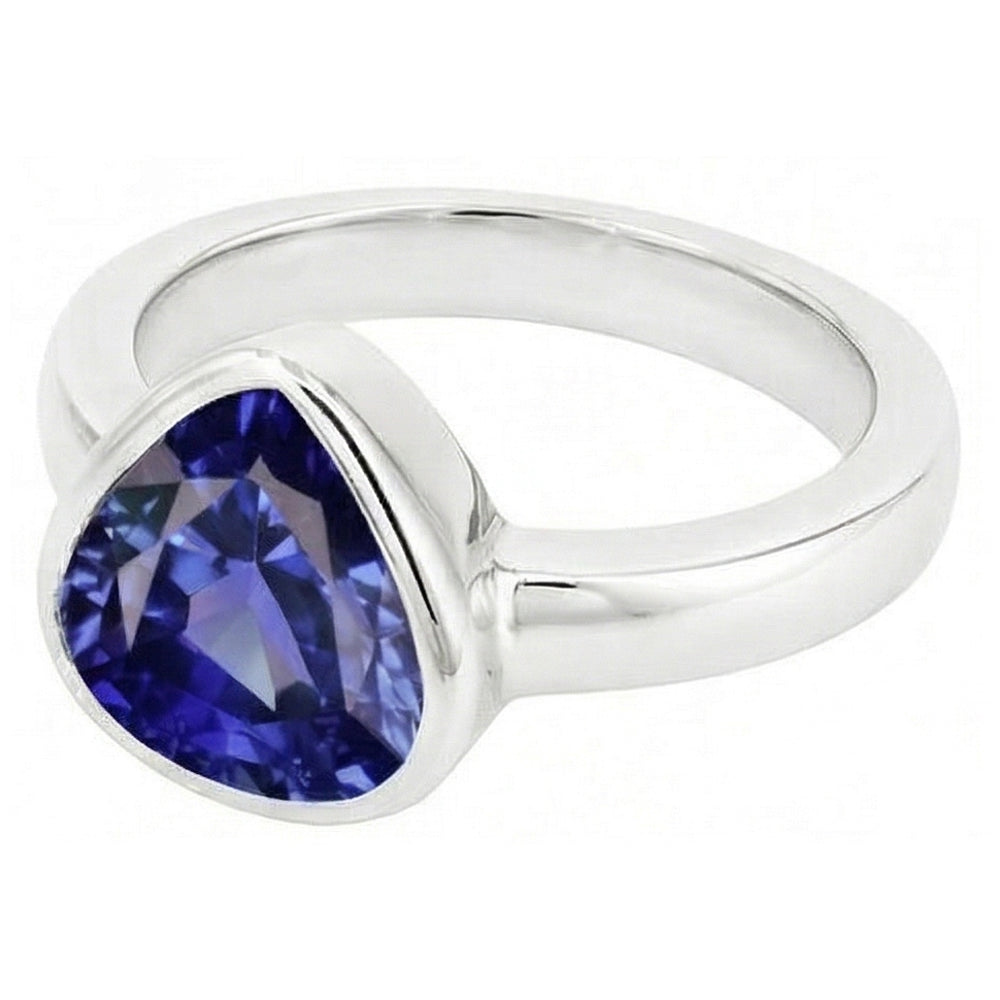 Anello a forma di solitario con set di lunetta trilioni di zaffiri blu da 2 carati