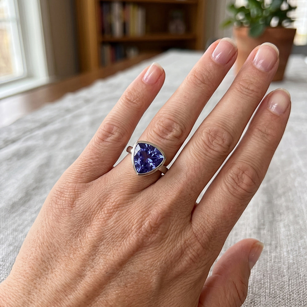 Anello a forma di solitario con set di lunetta trilioni di zaffiri blu da 2 carati