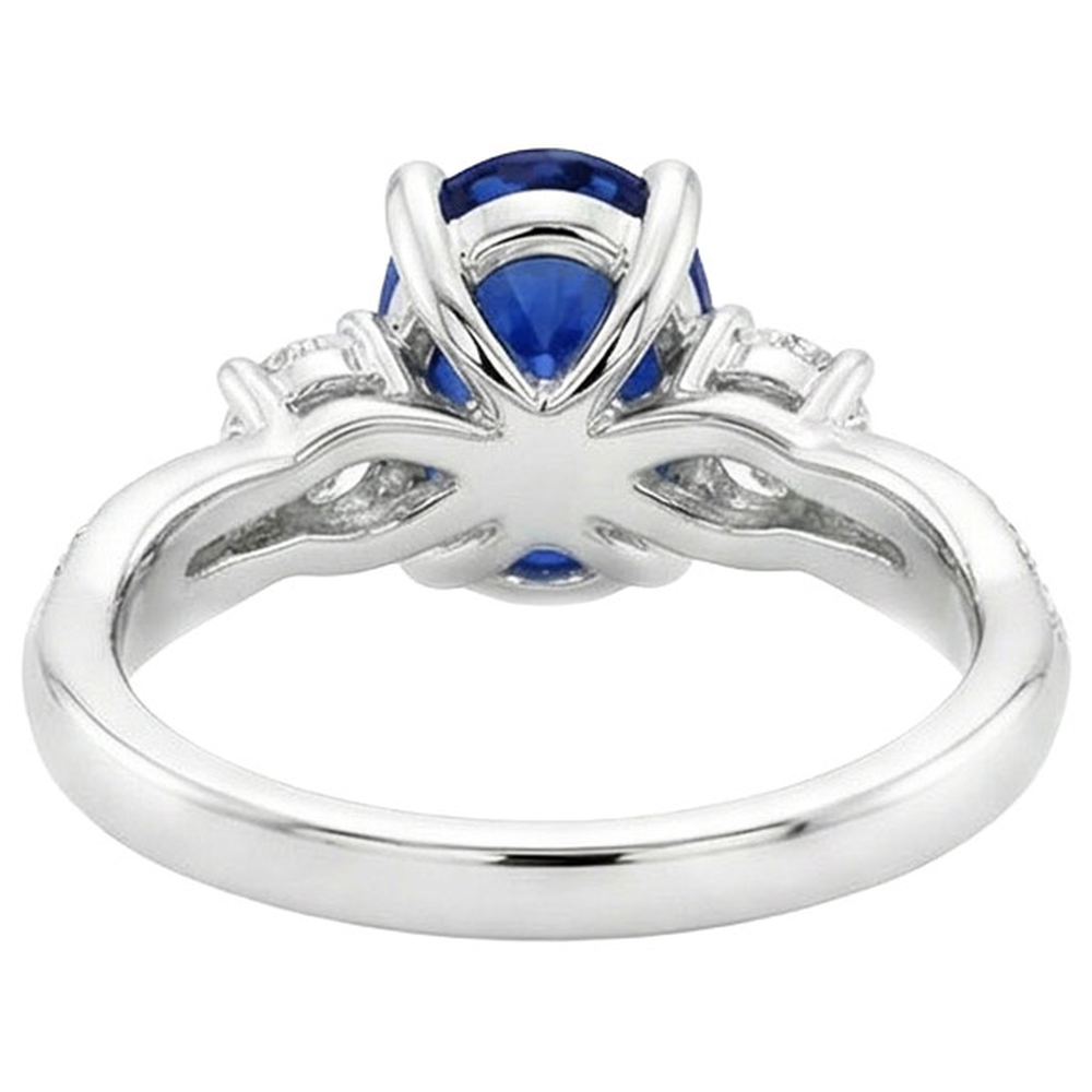 Anello a tre pietre con zaffiro blu ovale e accenti di diamanti rotondi 4 carati