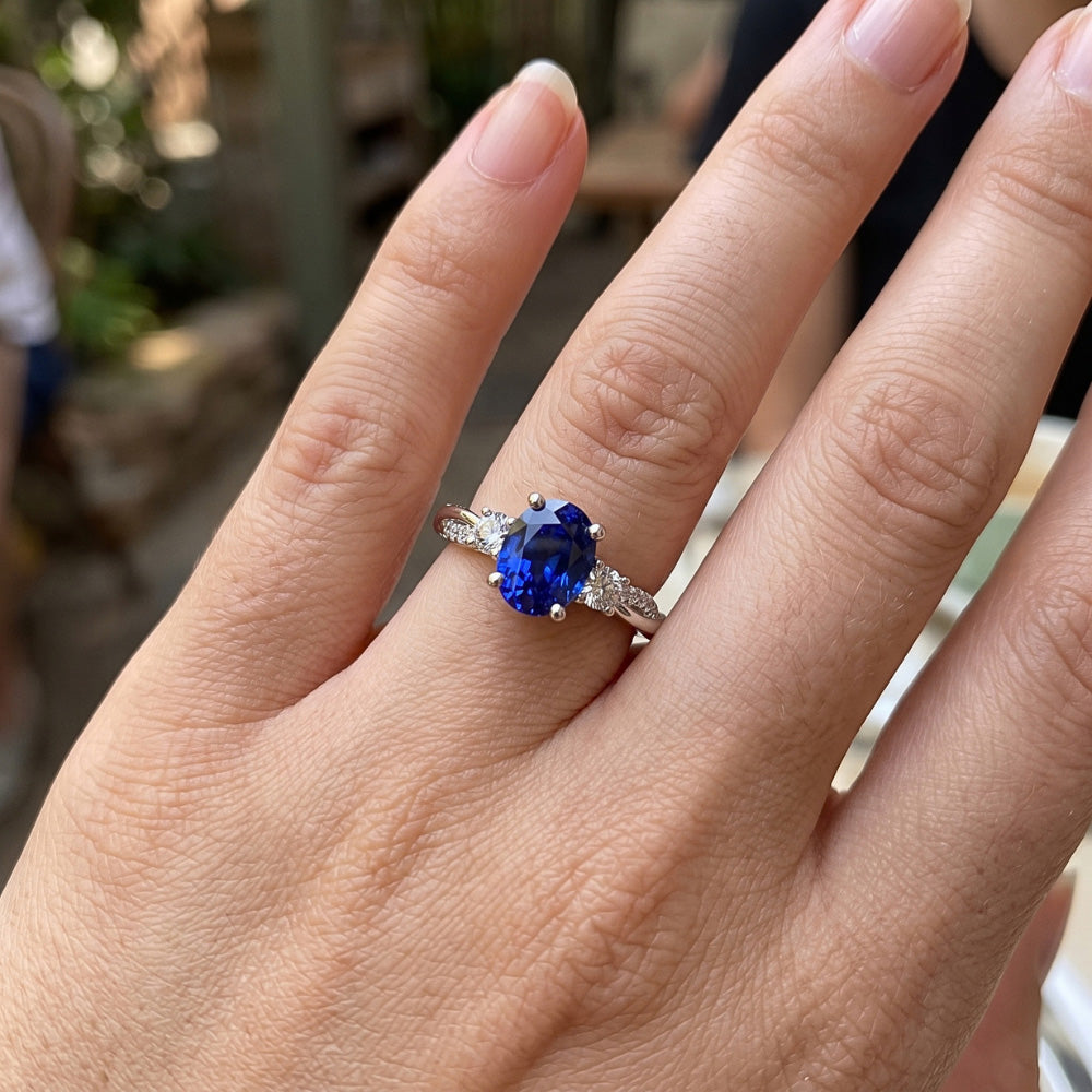 Anello a tre pietre con zaffiro blu ovale e accenti di diamanti rotondi 4 carati