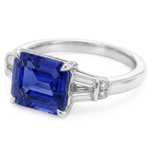 Anello baguette e diamanti rotondi con zaffiro di Ceylon taglio smeraldo 2.50 carati