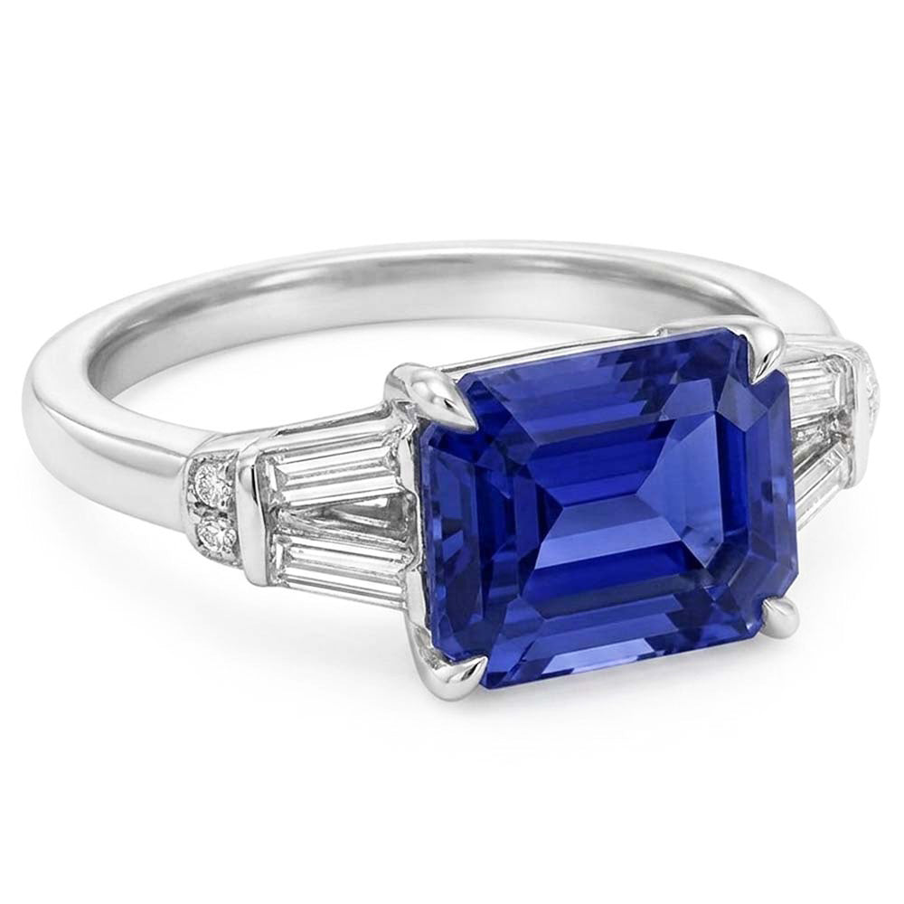 Anello baguette e diamanti rotondi con zaffiro di Ceylon taglio smeraldo 2.50 carati