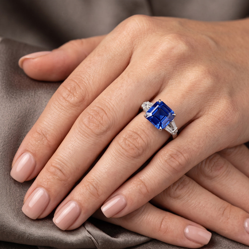 Anello baguette e diamanti rotondi con zaffiro di Ceylon taglio smeraldo 2.50 carati