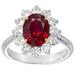 Anello bicolore con rubino ovale da 5.75 ct e diamanti in oro bianco 14k