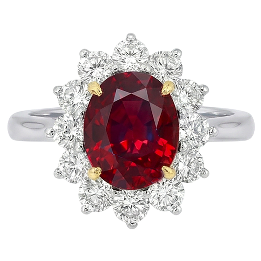 Anello bicolore con rubino ovale da 5.75 ct e diamanti in oro bianco 14k