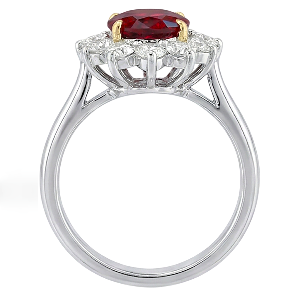Anello bicolore con rubino ovale da 5.75 ct e diamanti in oro bianco 14k