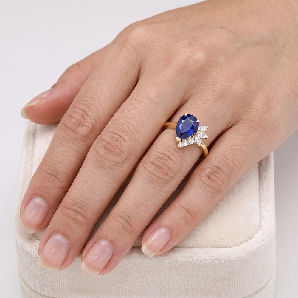 Anello con 2,50 carati di pietra preziosa zaffiro blu tondo e accenti marquise in oro bianco 14K