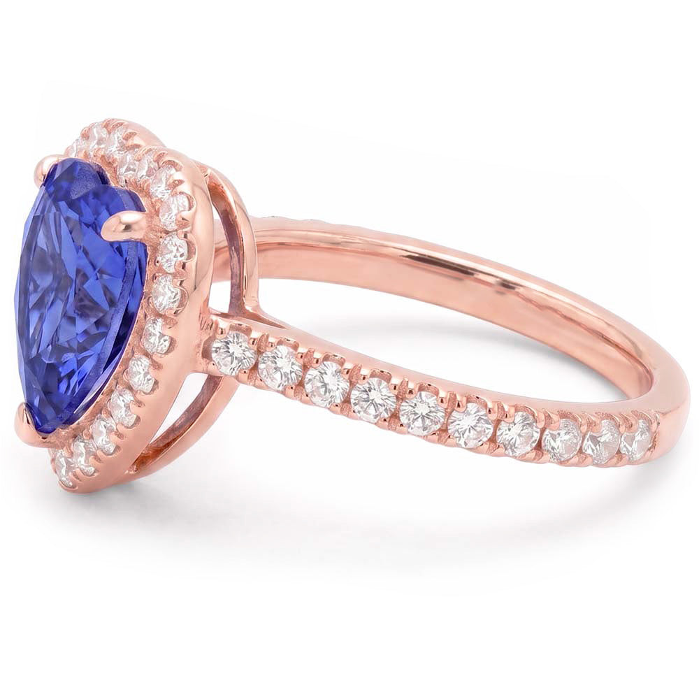 Anello con 3 carati un cuore di zaffiro blu con accenti di diamanti in oro rosa 14K